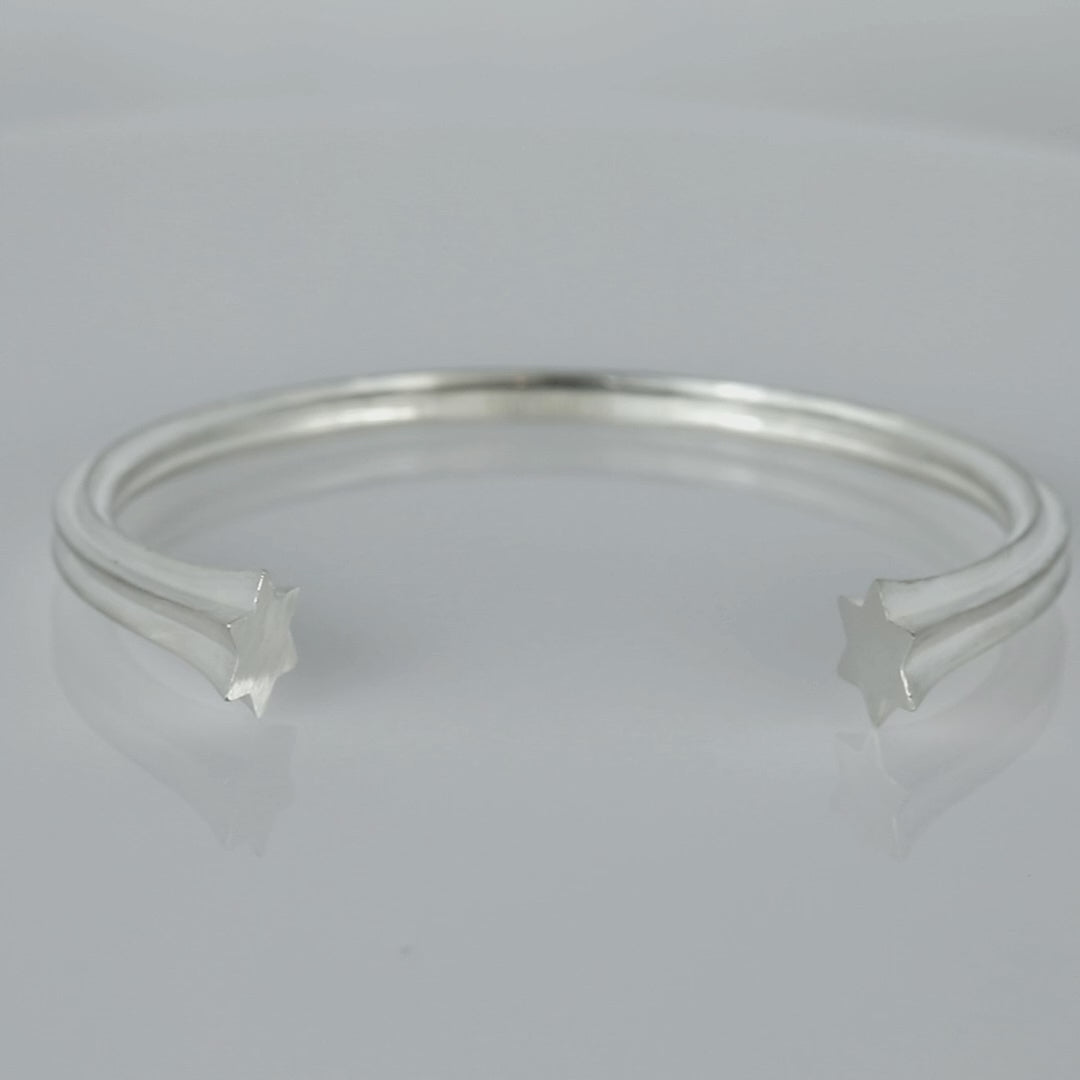 360-degree view of the Breindell Star of David cuff bracelet