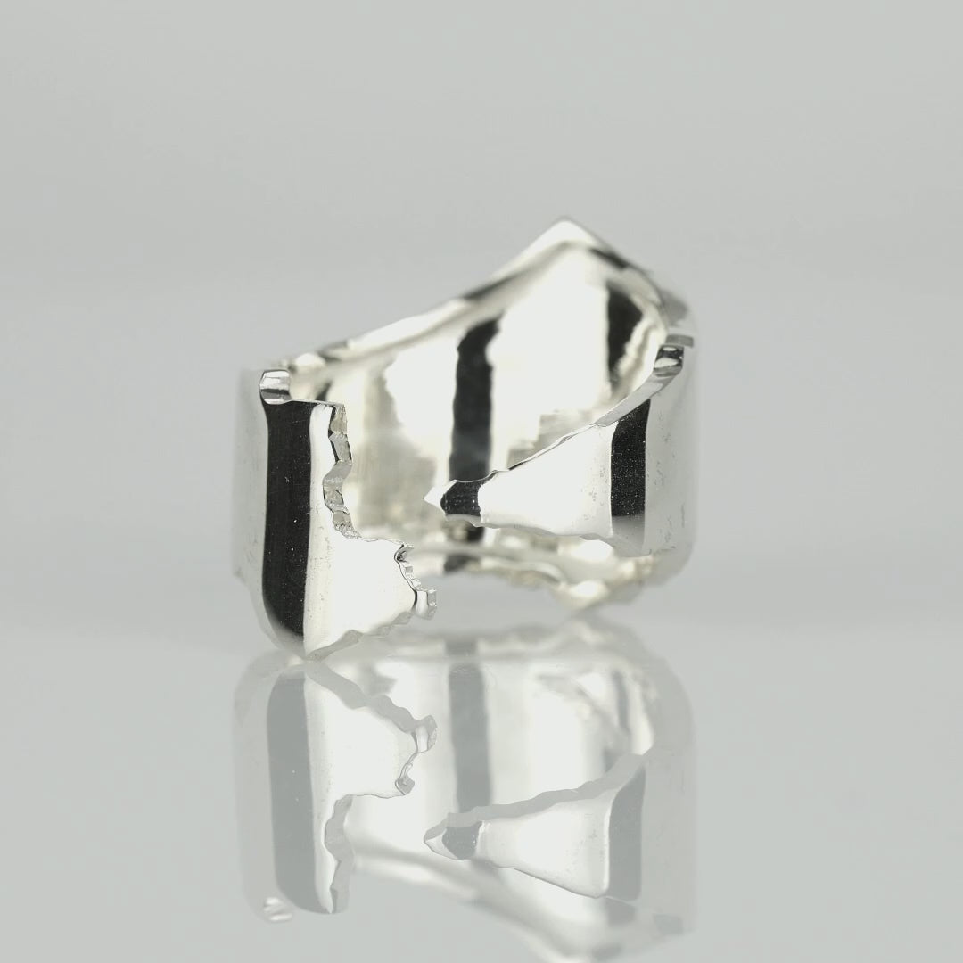 360-degree view of the Breindell Israel Map Shield Ring showing how the map
curves around the finger