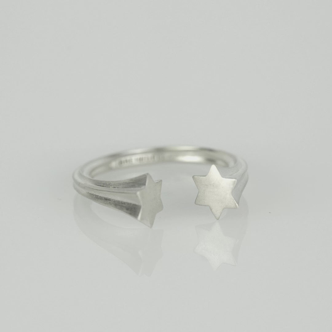 360-degree view of the Breindell Star of David ring showing the shooting-star
design from every side